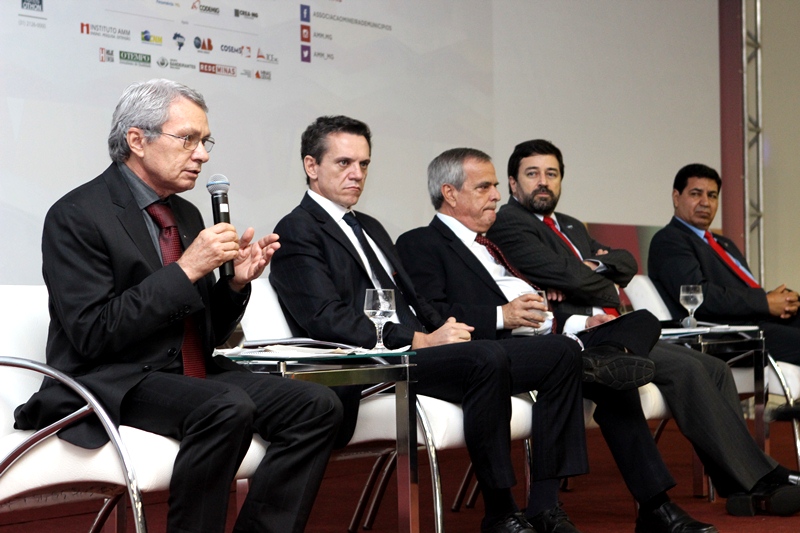 O conselheiro José Alves Viana faz discurso no VI Congresso Mineiro de Vereadores (Foto: Karina Camargos Coutinho)